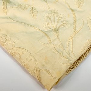 Mantón de Hilo Beige con Flores Bordadas, Puntillas y Flecos - imagen 3
