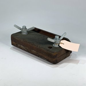 Lote siguiente: Prensa Rústica de Madera con Tornillos Metálicos