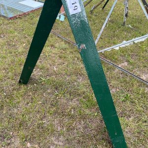 Dos Ángulos Metálicos Verdes Gruesos para Construcción - imagen 3