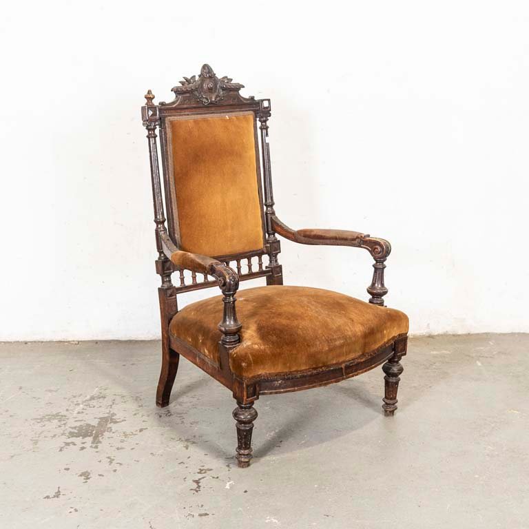 Lote siguiente: Sillón bajo estilo colonial para retapizar