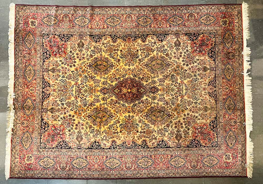 Gran Alfombra Persa de Lana Beige y Rosa con Flores
