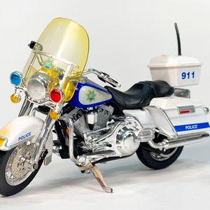 Dos Maquetas Maisto Harley Davidson: FLH Duo Glide 1962 Roja y FLHR Road King Policial - imagen 4