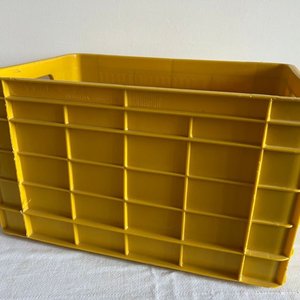 Cajón Lechero Plástico Amarillo Industria Uruguaya 48x33cm - imagen 1