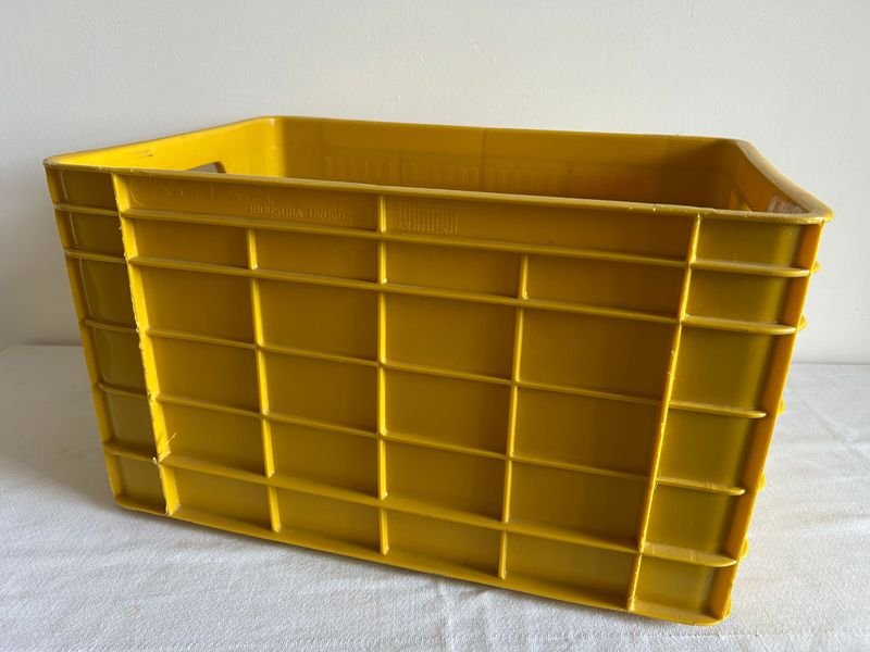 Cajón Lechero Plástico Amarillo Industria Uruguaya 48x33cm