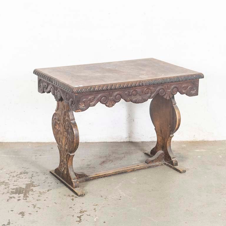 Lote anterior: Mesa de sala veneciana tallada con detalles en la madera