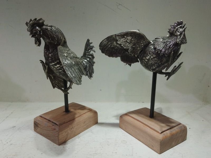 Antiguos Libros de Pisa con Gallos de Riña en Metal Plateado - imagen 7