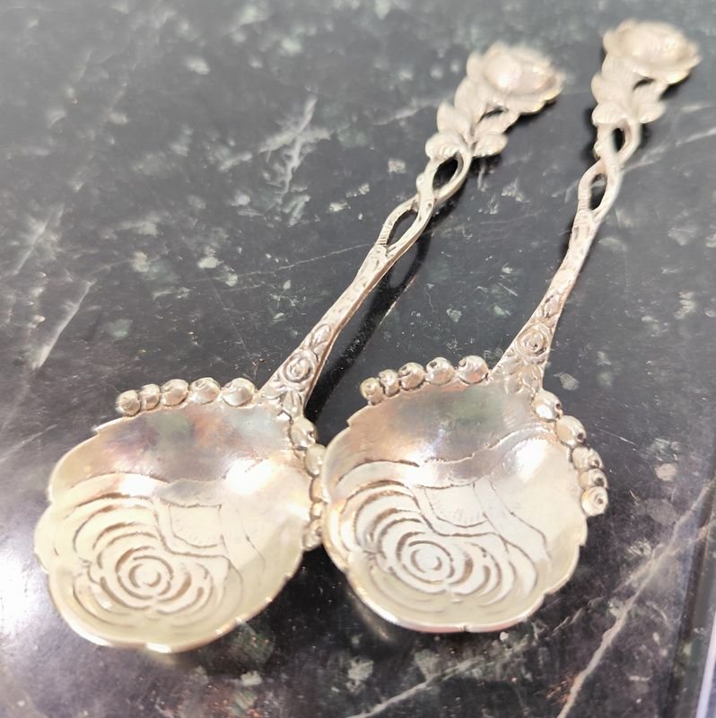 Lote anterior: Cucharitas labradas selladas de plata con motivo rosas