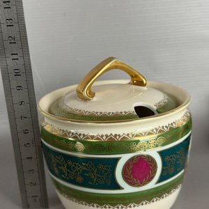 Lote anterior: Azucarera y platillo de porcelana con detalles dorados y verdes, Made in Czechoslovakia