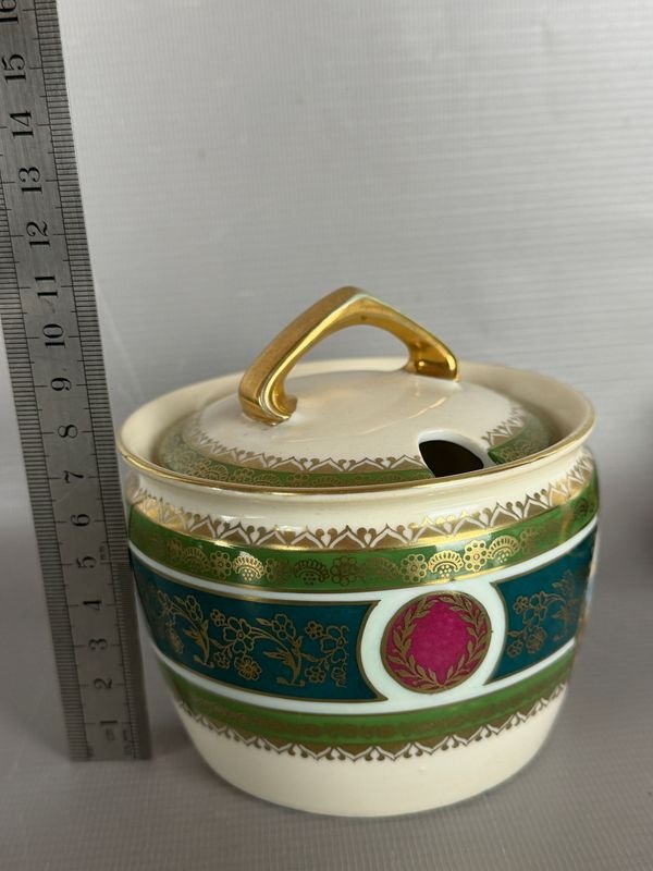 Azucarera y platillo de porcelana con detalles dorados y verdes, Made in Czechoslovakia