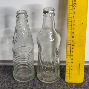 Lote siguiente: Dos Botellas Antiguas de Vidrio: Fanta y Crush