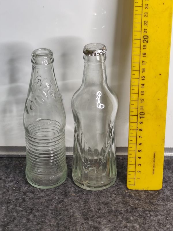 Dos Botellas Antiguas de Vidrio: Fanta y Crush