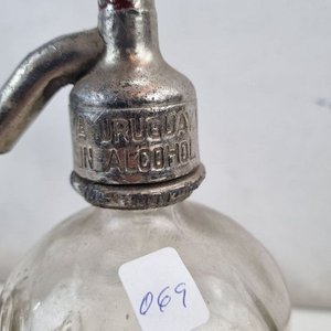 L 339 - 1 Pieza - Antiguo sifón de soda de vidrio con cabezal de metal, diseño vintage con relieves decorativos y texto grabado - Ideal para coleccionistas o decoración - imagen 3