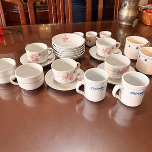 Juego de Tazas y Platos de Porcelana Incompleto - imagen 3