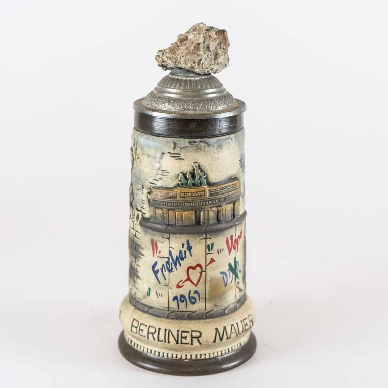 Lote siguiente: Jarra de cerveza con relieve del Muro de Berlín