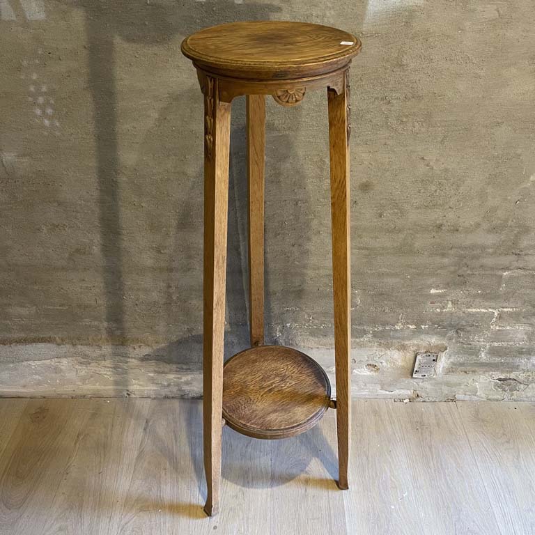 Lote anterior: Pedestal de roble en excelente condición - Medidas: 30x114cm