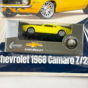 Dos Autos a Escala 1/60: Chevrolet 1968 Camaro y Ford Mustang 1964 - imagen 2
