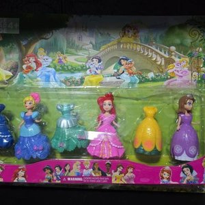 Lote siguiente: Set de 6 Princesas Disney con Vestidos Intercambiables