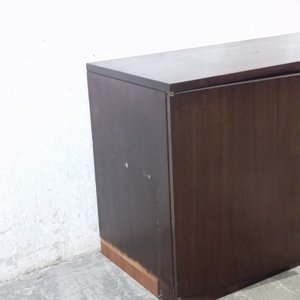 Aparador Bajo de Madera Tono Oscuro con Puertas y Llave - imagen 6