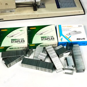 Grapadora Metálica Antigua con Caja de Grapas Varias - imagen 3