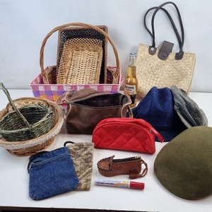 Lote siguiente: Lote de Canastas de Mimbre y Rafia, Sombreros, Neceser y Accesorios de Hogar