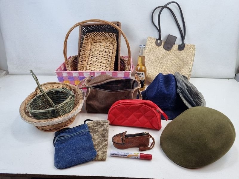 Lote de Canastas de Mimbre y Rafia, Sombreros, Neceser y Accesorios de Hogar