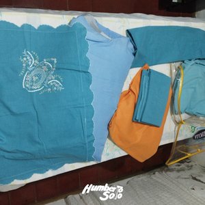 Lote siguiente: 2 sábanas, almohada, funda y manta. 