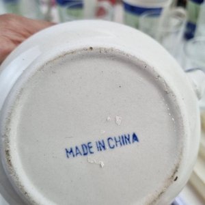 Lote Variado de 28 Piezas: Vasos, Tazas y Bandejas de Cerámica y Vidrio - imagen 5