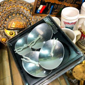 Lote de Candelabro Metálico con Placas de Cobre Repujado y Tazas Variadas - imagen 6