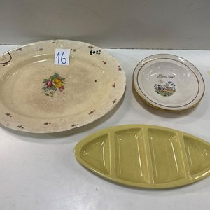 Lote siguiente: Fuente Oval con Flores, Copetinera Amarilla y Plato Infantil