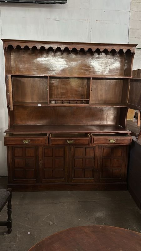 Lote siguiente: Mueble de comedor de madera con 6 puertas y 3 cajones