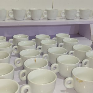 Lote de 38 Piezas de Loza Blanca: Pocillos de Café y Platos - imagen 3
