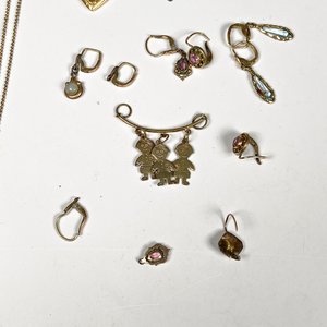 Lote de 11 Piezas de Bisutería Enchapada: Cadenas, Colgantes y Aretes - imagen 4