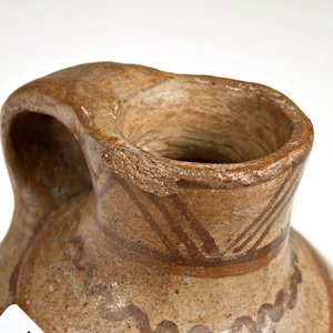 Cerámica Chilena Decorada con Diseño Geométrico y Figura Antropomorfa - Altura 15 cm - imagen 4