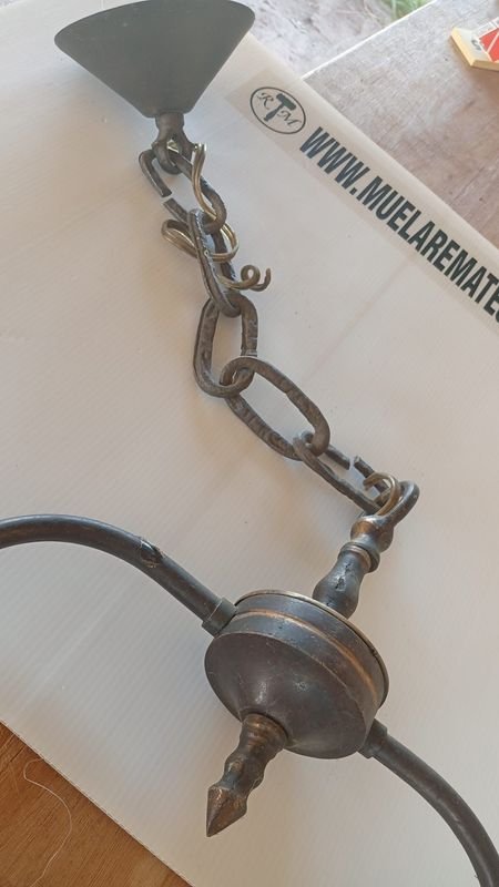Antiguo candelabro de metal con detalles ornamentales - imagen 2