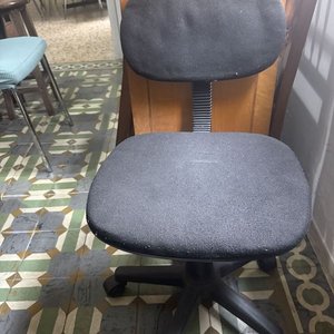 Silla de Oficina Giratoria Tapizada Negra con Base de Ruedas - imagen 2