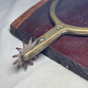 Adornos de Bronce: Espuela y Estribo Antiguos sobre Madera - imagen 6
