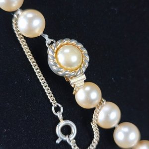 Lote de Joyería: Collar de Perlas Fantasía, Collar de Cristal de Roca y Prendedor Camafeo - imagen 9