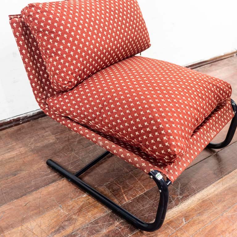 Sillón bajo de diseño moderno con estructura metálica y asiento tapizado - imagen 2