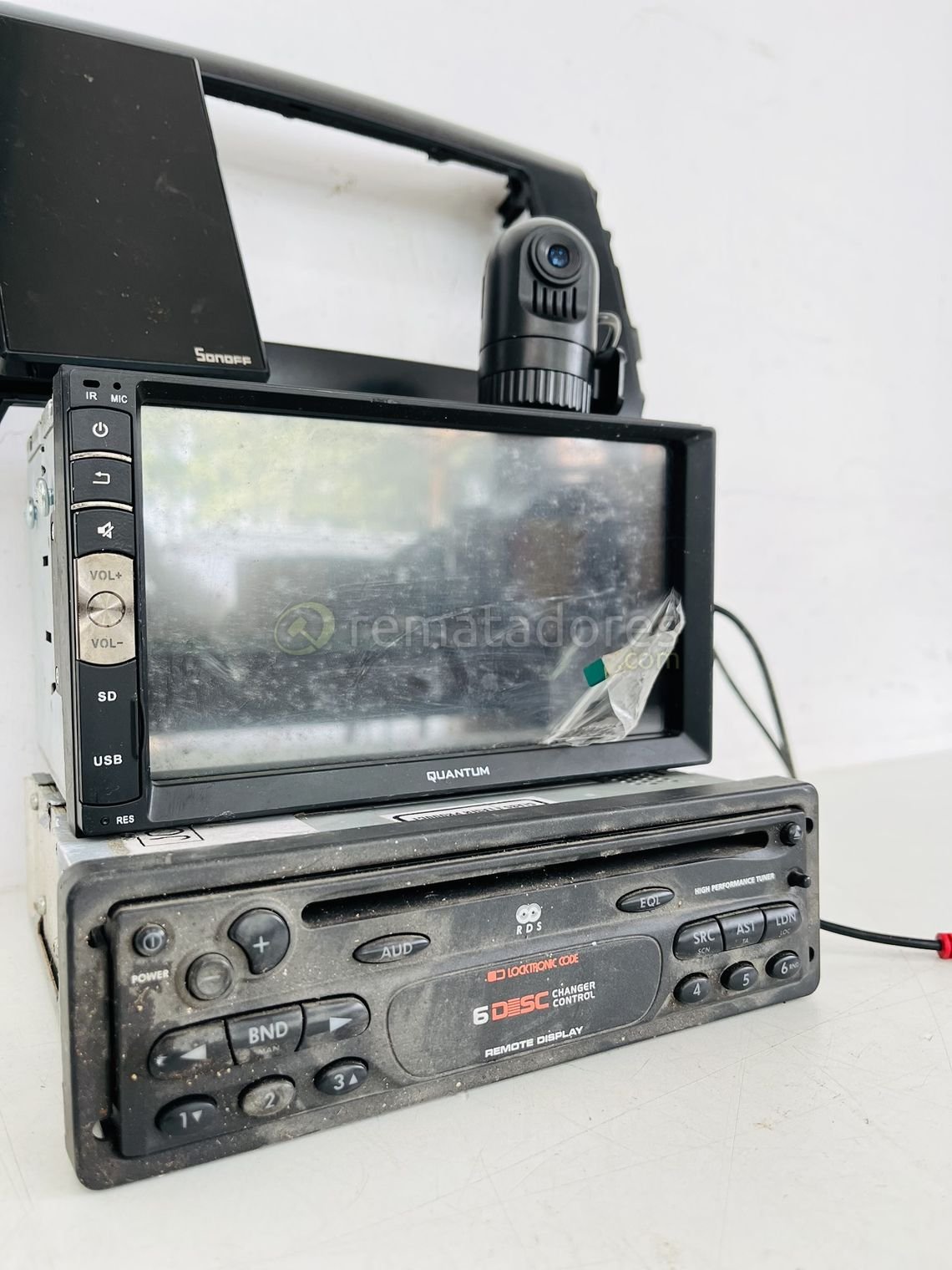 Radio de Auto Quantum con Cargador de 6 Discos y Cámara