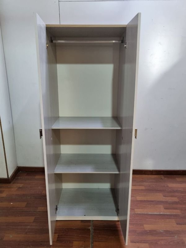 Placard Dos Puertas Estantes Y Palo Para Pechas - imagen 2