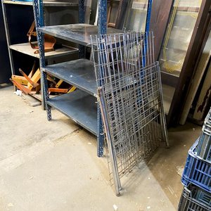 Lote siguiente: Estantería Metálica Gris 4 Estantes y Canasto Desarmable Niquelado