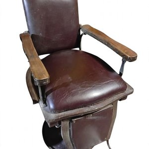 Antiguo Sillón de Barbero de Cuero Marrón con Reposapiés Metálico - imagen 1