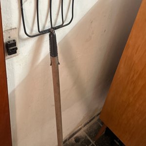 Lote siguiente: Horqueta de Metal con Mango de Madera