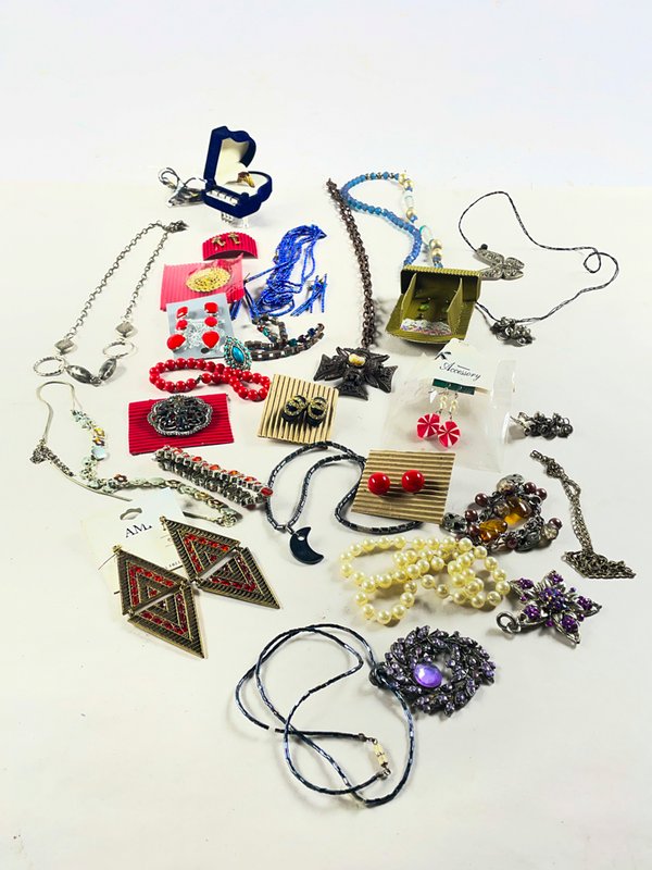 Lote de Bijouterie: Collares, Pulseras, Caravanas y Prendedores - imagen 1