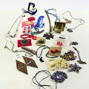 Lote siguiente: Lote de Bijouterie: Collares, Pulseras, Caravanas y Prendedores