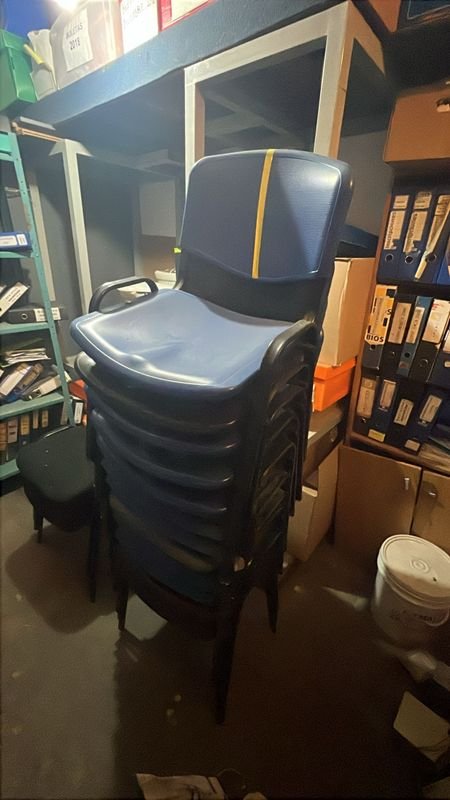 Sillas de asiento y respaldo de plástico, estructura de hierro