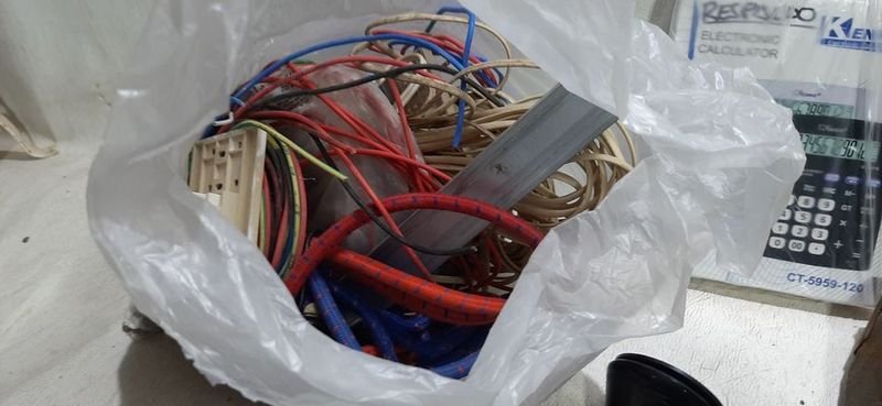 Caja con artículos de electricidad y accesorios - imagen 2