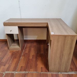 Lote anterior: Escritorio Esquinero Moderno en Madera Clara y Oscura con Cajón y Puerta