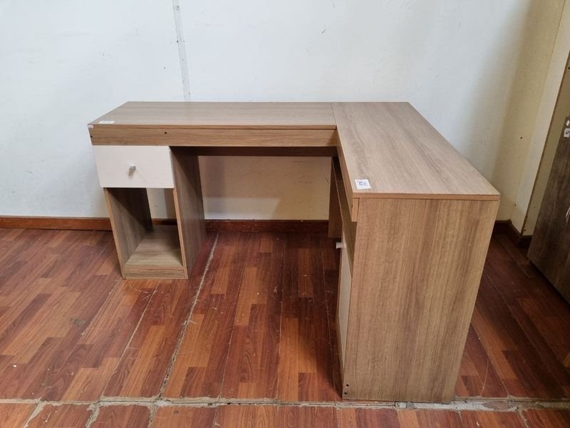 Escritorio Esquinero Moderno en Madera Clara y Oscura con Cajón y Puerta