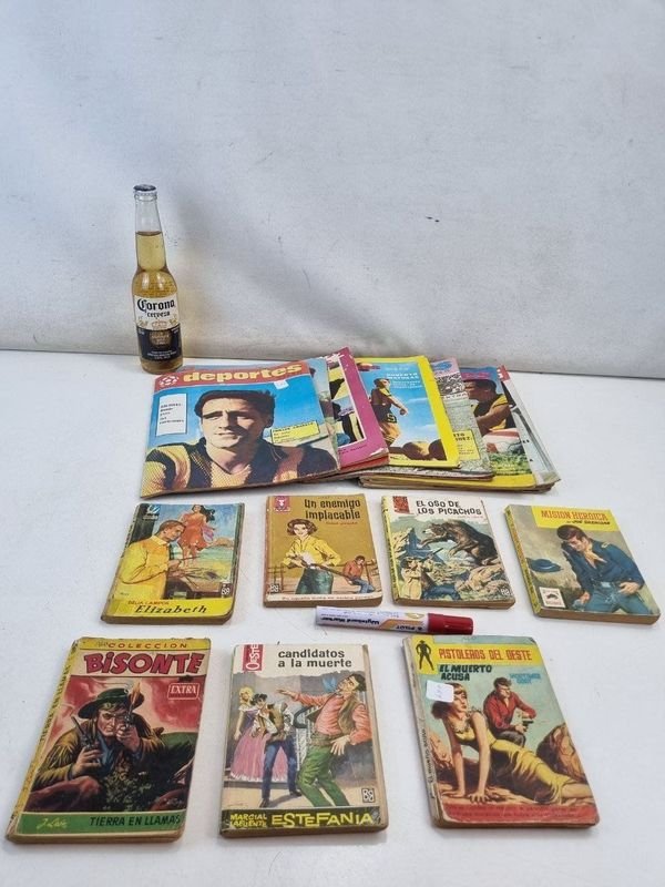 L 368 - Lote De Varias Unidades - Atractivo lote de revistas 'Deportes' con tematica futbolistica y diversos libros de bolsillo con historias de aventura y del oeste, ideal para coleccionistas y lectura casual